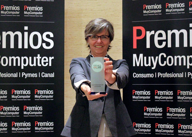 Recoge el premio Elena Martell,  Corporate Manager Canon España