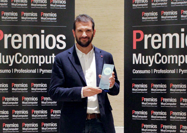 Recoge el premio Andrés Saborido, Director de Wayra España