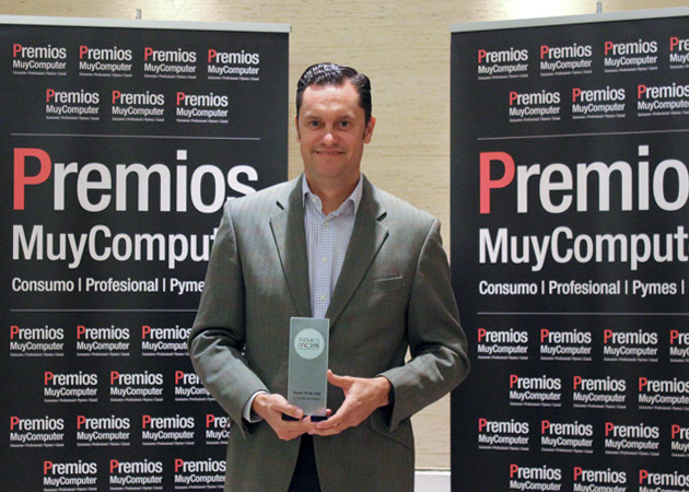 Recoge el premio Elías Fullana, Director General de Marketing de LG