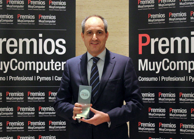 Recoge el premio Rafael Sanz, Director de la División de Empresas y Partners de Microsoft Ibérica