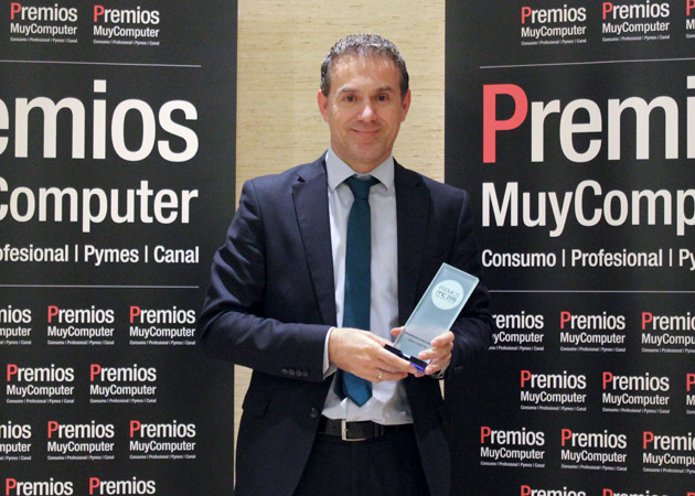 Recoge el premio Óscar Jiménez, EBG Manager Iberia de Lenovo