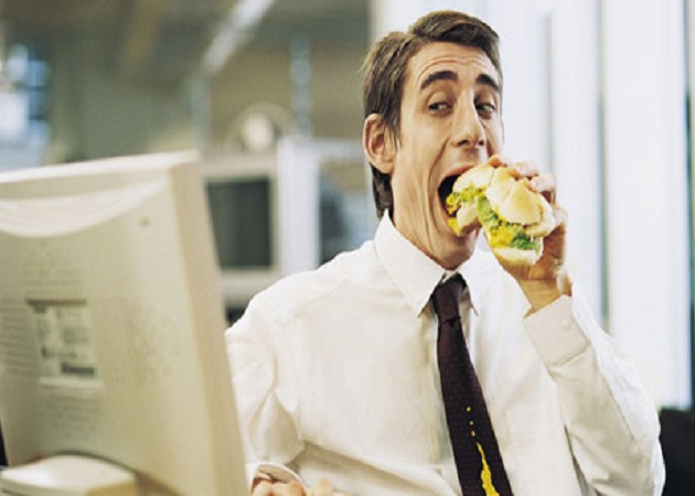 Comer fuera de casa por el trabajo cuesta más de 200 euros al mes