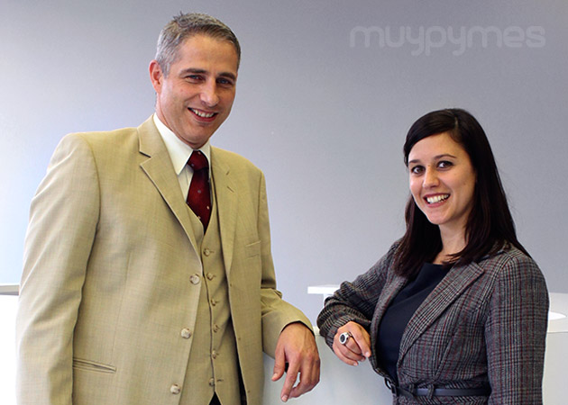 Axel Schmidt, director de Relaciones Públicas de TeamViewer, Vicki Molitor, responsable de ventas de TeamViewer.