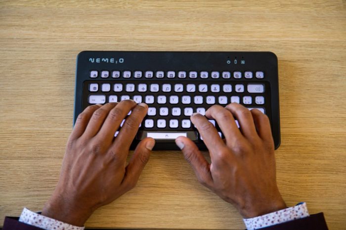 Nemeio, teclado con teclas de tinta electrónica totalmente personalizables - MuyPymes