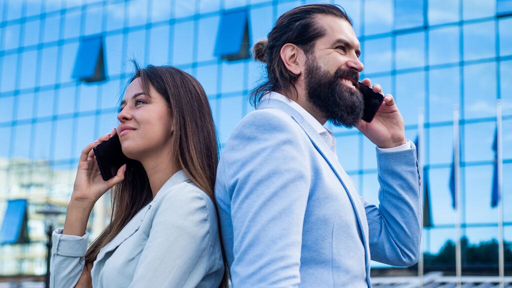 gente hablando por el móvil