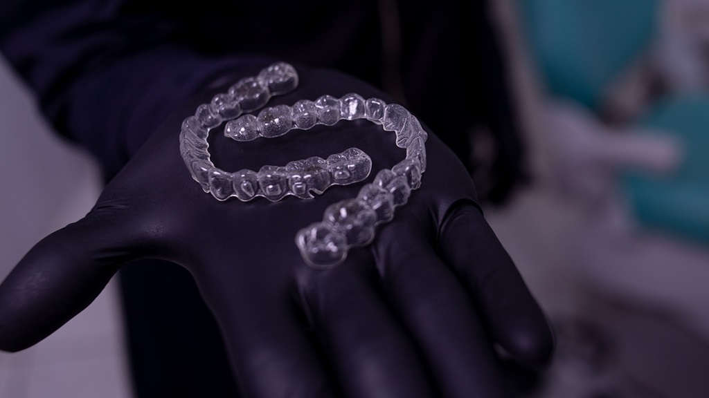 Dentistas alertan de la venta online de alineadores dentales basados en IA