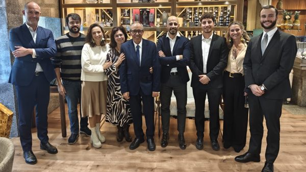 Equipos de Miranza y Guimaraes, en la firma de la operación