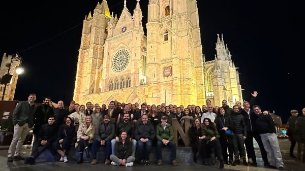 Equipo de Ebury con Juan Lobato (CEO Ebury) y Diego Llorente (Dtor Ebury León) en el centro sentados