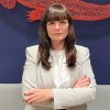 JAKALA, líder europeo en transformación digital basada en datos e Inteligencia Artificial, ha anunciado el nombramiento de Olga Bautista como nueva Advisory Director en España, reforzando así su estrategia de crecimiento y su modelo de consultoría avanzada orientada a impacto. Bautista se incorporó el pasado 24 de noviembre y aporta una trayectoria consolidada de más de 18 años trabajando en la intersección entre creatividad, tecnología y negocio. A lo largo de su trayectoria, Bautista ha evolucionado desde el ámbito creativo y publicitario hacia la transformación digital, liderando equipos multidisciplinares y diseñando estrategias para compañías de diversos sectores. Antes de unirse a JAKALA, fue responsable del Área de Desarrollo de Negocio en España de Globant Gut, donde lideró la relación con grandes clientes, impulsó iniciativas estratégicas y co-dirigió la operación nacional. Además, es docente en el Máster de Inteligencia Artificial en Marketing, Comunicación y Medios de la Universidad Complutense de Madrid, lo que le permite anticipar tendencias emergentes clave para el sector. En su nueva posición dentro de JAKALA, Olga Bautista tendrá un papel clave en la alineación de negocio, capacidades tecnológicas y visión de cliente, con el objetivo de conectar estrategia, datos e inteligencia artificial en proyectos integrados. Su misión será ayudar a las organizaciones a activar ecosistemas tecnológicos avanzados, optimizar el uso del dato y mejorar la personalización y eficiencia en sus operaciones. Sobre su incorporación, Bautista afirma: “Estamos en un momento en el que debemos pasar del ‘hype’ al ‘how’. Las organizaciones necesitan soluciones reales que conecten estrategia, datos y tecnología para generar impacto de negocio. Me ilusiona unirme a un equipo tan multidisciplinar y con tanto conocimiento del mercado. Mi objetivo es ser una palanca de crecimiento para nuestros clientes y trabajar desde la confianza, la ejecución excelente y el valor tangible”. La llegada de la nueva Advisory Director supone un paso adelante en la estrategia de JAKALA por consolidar su Área de Consultoría Estratégica en España. Su experiencia liderando equipos y diseñando soluciones end-to-end permitirá a la compañía abordar proyectos cada vez más complejos y acelerar su crecimiento en sectores clave como retail, banca, consumo, telecomunicaciones y energía. Desde la dirección de la compañía, Diego Cenzano, Managing Director de JAKALA destaca: “La incorporación de Olga refuerza nuestra capacidad para acompañar a las organizaciones en su transformación. Su visión estratégica, su experiencia en el liderazgo de proyectos complejos y su enfoque en resultados encajan plenamente con el ADN de JAKALA. Estamos convencidos de que será una pieza clave para consolidar nuestro crecimiento en España”.