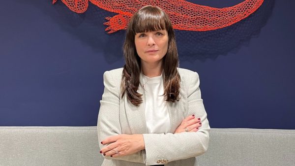 JAKALA, líder europeo en transformación digital basada en datos e Inteligencia Artificial, ha anunciado el nombramiento de Olga Bautista como nueva Advisory Director en España, reforzando así su estrategia de crecimiento y su modelo de consultoría avanzada orientada a impacto. Bautista se incorporó el pasado 24 de noviembre y aporta una trayectoria consolidada de más de 18 años trabajando en la intersección entre creatividad, tecnología y negocio. A lo largo de su trayectoria, Bautista ha evolucionado desde el ámbito creativo y publicitario hacia la transformación digital, liderando equipos multidisciplinares y diseñando estrategias para compañías de diversos sectores. Antes de unirse a JAKALA, fue responsable del Área de Desarrollo de Negocio en España de Globant Gut, donde lideró la relación con grandes clientes, impulsó iniciativas estratégicas y co-dirigió la operación nacional. Además, es docente en el Máster de Inteligencia Artificial en Marketing, Comunicación y Medios de la Universidad Complutense de Madrid, lo que le permite anticipar tendencias emergentes clave para el sector. En su nueva posición dentro de JAKALA, Olga Bautista tendrá un papel clave en la alineación de negocio, capacidades tecnológicas y visión de cliente, con el objetivo de conectar estrategia, datos e inteligencia artificial en proyectos integrados. Su misión será ayudar a las organizaciones a activar ecosistemas tecnológicos avanzados, optimizar el uso del dato y mejorar la personalización y eficiencia en sus operaciones. Sobre su incorporación, Bautista afirma: “Estamos en un momento en el que debemos pasar del ‘hype’ al ‘how’. Las organizaciones necesitan soluciones reales que conecten estrategia, datos y tecnología para generar impacto de negocio. Me ilusiona unirme a un equipo tan multidisciplinar y con tanto conocimiento del mercado. Mi objetivo es ser una palanca de crecimiento para nuestros clientes y trabajar desde la confianza, la ejecución excelente y el valor tangible”. La llegada de la nueva Advisory Director supone un paso adelante en la estrategia de JAKALA por consolidar su Área de Consultoría Estratégica en España. Su experiencia liderando equipos y diseñando soluciones end-to-end permitirá a la compañía abordar proyectos cada vez más complejos y acelerar su crecimiento en sectores clave como retail, banca, consumo, telecomunicaciones y energía. Desde la dirección de la compañía, Diego Cenzano, Managing Director de JAKALA destaca: “La incorporación de Olga refuerza nuestra capacidad para acompañar a las organizaciones en su transformación. Su visión estratégica, su experiencia en el liderazgo de proyectos complejos y su enfoque en resultados encajan plenamente con el ADN de JAKALA. Estamos convencidos de que será una pieza clave para consolidar nuestro crecimiento en España”.