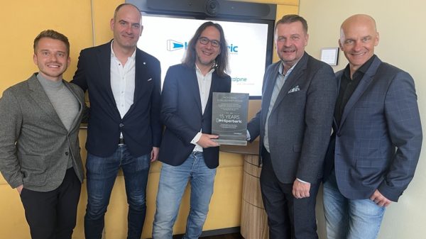 Los equipos de Hiperbaric y voestalpine celebrando los 15 años de colaboración