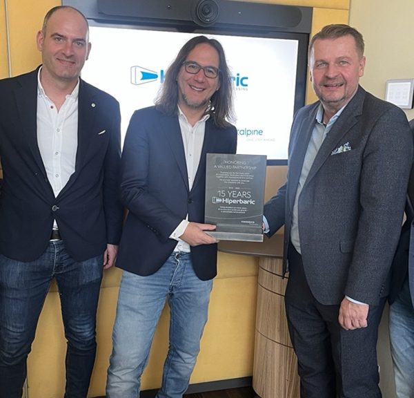 Los equipos de Hiperbaric y voestalpine celebrando los 15 años de colaboración