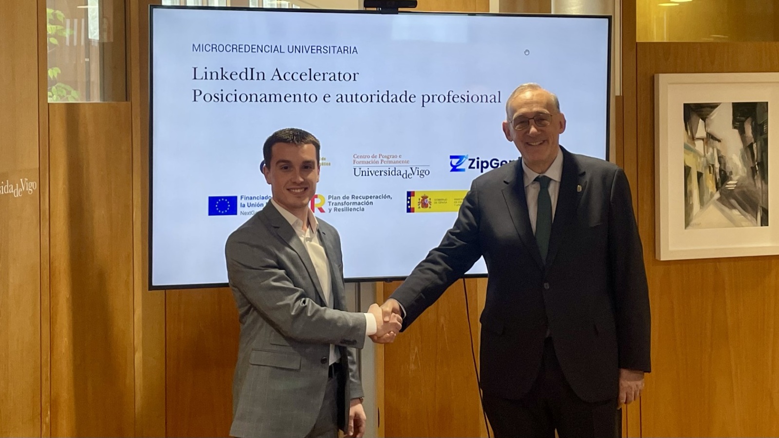 La forma en la que profesionales y empresas generan oportunidades de negocio está cambiando, pero muchas organizaciones todavía utilizan las redes sociales profesionales sin una estrategia clara. En un entorno empresarial cada vez más digitalizado, donde el acceso directo a los responsables de decisión es más complejo y la competencia por la atención es mayor, redes profesionales como LinkedIn se han convertido en un espacio estratégico para construir autoridad, generar relaciones de valor y desarrollar nuevas oportunidades de negocio B2B. En paralelo a esta transformación del entorno empresarial, las universidades españolas están comenzando a incorporar nuevas formaciones orientadas a competencias digitales aplicadas al desarrollo de negocio, el posicionamiento profesional y el marketing B2B. En este contexto, el joven empresario español Martín Arosa, fundador y CEO de ZipGenial, participará como docente en una nueva microcredencial universitaria impulsada por la Universidad de Vigo, centrada en el posicionamiento estratégico y profesional, la influencia profesional y desarrollo de negocio a través de LinkedIn. La Microcredencial LinkedIn Accelerator: Posicionamiento y autoridad profesional, que se impulsa dentro del Centro de Posgrado y Formación Permanente de la Universidad de Vigo con el respaldo institucional de su rector, Manuel Joaquín Reigosa Roger, está diseñada para acercar al entorno universitario nuevas competencias vinculadas al marketing digital B2B, la reputación profesional y la creación de sistemas de captación de oportunidades de negocio en entornos digitales. Con tan solo 22 años, Martín Arosa se ha posicionado como uno de los perfiles jóvenes con mayor crecimiento en LinkedIn en España. Desde ZipGenial trabaja con empresarios, directivos y compañías que buscan transformar su presencia en la red profesional en un canal estratégico de visibilidad y captación de clientes con resultados empresariales medibles. Y es que, en los últimos años, LinkedIn ha dejado de ser únicamente una plataforma para buscar empleo o compartir currículums. Cada vez más profesionales y empresas utilizan la red como un canal estratégico para posicionarse en su sector, generar relaciones de valor y desarrollar oportunidades de negocio. En el entorno B2B, la plataforma se ha consolidado como un espacio donde directivos, emprendedores y compañías construyen autoridad, conectan directamente con responsables de decisión y convierten la visibilidad digital en conversaciones comerciales reales. La compañía, a través de su metodología VNC (Viralidad, Nutrición y Conversión), desarrolla estrategias centradas en el posicionamiento de autoridad de los líderes empresariales, la creación de contenido estratégico y la generación de conversaciones comerciales cualificadas con potenciales clientes, permitiendo convertir la visibilidad digital en oportunidades reales de negocio. Todo ello utilizando la herramienta LinkedIn, una red que en los últimos años ha adquirido un papel cada vez más relevante en el marketing, en el sector profesional en general y en las ventas entre empresas. Universidad y empresa se acercan en la formación en negocio digital Durante la microcredencial, los alumnos aprenderán cómo construir una presencia profesional sólida en LinkedIn, desarrollar autoridad en su sector y transformar la visibilidad en oportunidades reales de negocio. Este tipo de iniciativas reflejan una tendencia creciente dentro del ámbito universitario: la incorporación de profesionales del ecosistema empresarial digital a programas formativos orientados a competencias prácticas y aplicadas al mercado laboral. Esta formación representa una de las iniciativas más innovadoras dentro del ámbito universitario en España, al trasladar al entorno académico metodologías que ya están utilizando empresarios y compañías para competir en el nuevo entorno digital. Asimismo, la participación de Martín Arosa en el programa ha supuesto la incorporación al entorno universitario de la experiencia de uno de los jóvenes emprendedores gallegos que actualmente trabaja con empresas y directivos para desarrollar estrategias de crecimiento y posicionamiento profesional en LinkedIn.