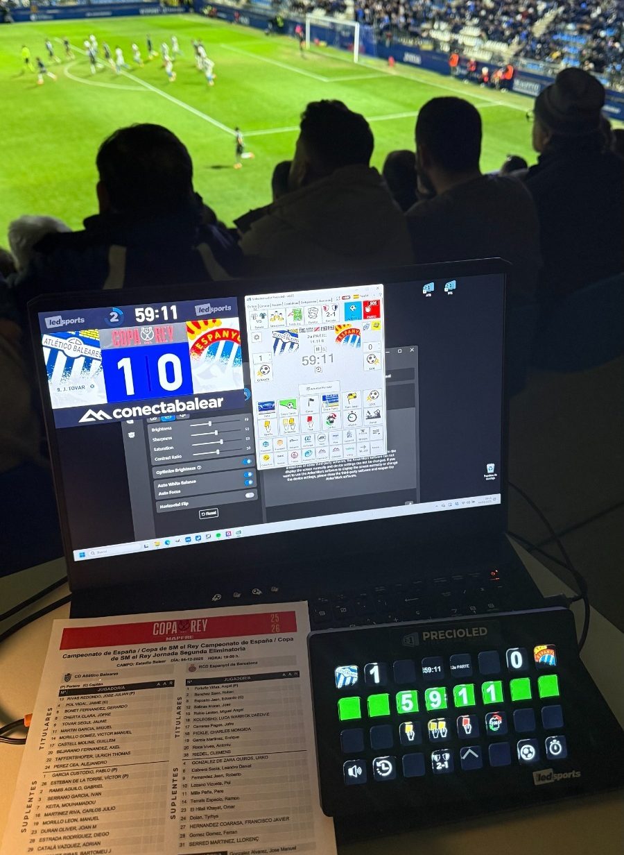 Panel de teclas del Elgato Stream Deck XL en un evento deportivo