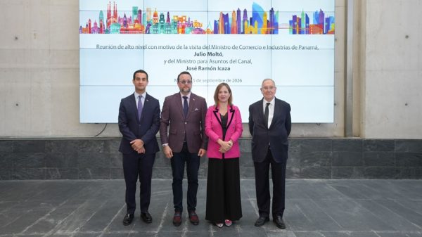 El embajador de Panamá en España, el ministro de Comercio de Panamá, la secretaria de Estado de Comercio, y el pte. Cámara España