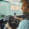 - Para una empresa local de reparto o un proveedor de servicios regional, un pequeño accidente puede afectar a toda una semana de operaciones. Más allá de los daños materiales en el vehículo, un choque deja a los conductores fuera de servicio, obliga a cancelar citas, daña la confianza de los clientes y consume horas de gestión administrativa. Cada vehículo de una pequeña flota representa una parte fundamental de los ingresos diarios. Por tanto, cualquier incidente puede tener graves consecuencias operativas. Geotab, líder mundial en operaciones conectadas, videotelemática e información generada por IA, ha realizado una encuesta a más de 1800 gestores de flotas europeas en la que pone de manifiesto la magnitud de estas dificultades, así como las áreas en las que los responsables de flotas están recurriendo a la tecnología para mitigarlas. Estas cuatro estrategias sirven como guía para ayudar a las pequeñas y medianas flotas a garantizar la continuidad de sus operaciones diarias: 1. De la seguridad reactiva a la predictiva La seguridad tradicional de las flotas se basa en la reacción. Cuando hay un accidente, los responsables analizan lo ocurrido y la empresa gestiona el proceso correspondiente. En cambio, la seguridad predictiva utiliza datos conectados con las flotas, que identifican y calculan los riesgos antes de que se produzca un siniestro o una reclamación al seguro. Antes de que suceda un accidente grave, los conductores suelen dejar un rastro de patrones de comportamiento, como frenazos bruscos, aceleraciones repentinas o no respetar la distancia de seguridad. Sin embargo, es común que estos hábitos pasen desapercibidos ya que los gestores de flotas estén ocupados con otras tareas como la planificación de rutas, la gestión del inventario o las nóminas. La telemática permite resolver este problema al transformar todos los datos de conducción en información sobre seguridad, lo que facilita que los gestores puedan intervenir rápidamente. Al combinarse con cámaras dotadas con inteligencia artificial, esta tecnología proporciona información inmediata sobre el contexto de cada accidente y determinar si la frenada repentina se debió a fatiga, distracción del conductor o una maniobra imprudente de un tercero. Este enfoque predictivo resulta muy valioso para el 68% de las pequeñas empresas españolas encuestadas, que afirman tener dificultades relacionadas con la fatiga de los conductores. Además, el 41% de las flotas de transporte de mercancías y servicios que utiliza dashcams afirma que se reduce la fatiga de los conductores hasta un 60%. Por último, el 76% de las flotas españolas señalan que el número total de accidentes se reduce en más de un 21%. 2. Uso de cámaras para proporcionar contexto, protección y formación El 78% de El 78% de las flotas españolas encuestadas por Geotab considera que las cámaras instaladas en el vehículo son “muy” o “extremadamente” beneficiosas, la cifra más alta de todas las tecnologías conectadas que se analizan en el informe. Las cámaras permiten abordar comportamientos peligrosos que no se reflejan en datos tradicionales de siniestralidad hasta que se produce un accidente grave. Por ejemplo, las soluciones de vídeo ayudaron al 40% de las flotas de transporte de mercancías españolas a reducir distracciones al volante en más de un 40%, a la vez que mejoraron el uso del cinturón de seguridad (un 41% de mejora en el 36% de las flotas). A pesar de estos resultados, la incorporación de cámaras requiere una gestión sensible. Si se hace un buen uso, puede aportar contexto, protección y una formación más justa para los conductores, ya que los protege cuando no son responsables de un accidente, agiliza la investigación y proporciona a los gestores pruebas objetivas, muy por encima de los testimonios o la memoria de los implicados. Sin embargo, los conductores pueden mostrarse reticentes si perciben que las cámaras se utilizan únicamente para detectar errores. Para algunos operadores, las cámaras orientadas hacia el exterior pueden ser un punto de partida práctico, ya que evitan preocupaciones que algunos conductores tienen respecto a la grabación dentro de la cabina. La clave está en ser transparentes sobre el uso que se hará de las imágenes y explicar a los conductores sus beneficios. Las mismas imágenes que pueden aportar contexto y protegerlos, también pueden documentar un intento de robo, registrar una matrícula o aportar pruebas tras la desaparición de mercancía durante el transporte. 3. Controlar el uso no autorizado y el robo de activos El robo de vehículos y mercancías representa un riesgo financiero cada vez mayor para los operadores pequeños. En Europa, las pérdidas por robo de mercancías han aumentado un 438% desde 2022. Para una empresa pequeña, el robo de un vehículo o la desaparición de la carga no solo supone asumir el coste de reposición, sino que también afecta a los ingresos diarios, incumple compromisos con los clientes y puede desencadenar una revisión por parte de la aseguradora. Las soluciones de localización de activos han permitido a las pequeñas empresas españolas encuestadas alcanzar una tasa de recuperación del 64% de los vehículos robados. Además, en el conjunto de todos los sectores, el 48% de las empresas españolas que utilizan sistemas de seguimiento de activos logra reducir los casos de robo. Otra capa de riesgo para la seguridad y la responsabilidad legal es el uso no autorizado de los vehículos fuera del horario laboral. Para ello, el seguimiento mediante GPS permite reducir el uso no autorizado de vehículos para el 37% de los operadores, garantizando que los activos se destinen a tareas autorizadas y facturables. 4. Basar la formación de los conductores en datos objetivos La formación de los conductores tiene mejores resultados cuando se basa en evidencias claras. Sin datos, estas situaciones pueden percibirse como subjetivas. El conductor puede sentir que se le señala injustamente o un gestor puede intervenir solo si se trata de un accidente grave. Sin embargo, la telemática y las opciones de vídeo ponen fin a la subjetividad en este tipo de situaciones. Los gestores pueden localizar momentos concretos para analizar qué ocurrió y cómo actuar de forma diferente la próxima vez. Este cambio permite a las flotas apoyar y proteger a los conductores previamente, en lugar de esperar a que los malos hábitos se conviertan en accidentes, reclamaciones o periodos de inactividad. En todos los tipos de flotas, el 71% de los operadores que utilizan cámaras para la formación activa de los conductores, registran una reducción de los excesos de velocidad superior al 21%. La mejora viene por la consistencia de un feedback respaldado por datos, en lugar de intervenciones reactivas. Incorporar recompensas para los conductores y dinámicas de gamificación vinculadas a la seguridad también contribuye a crear una cultura colaborativa en torno a la seguridad, sustituyendo la presión innecesaria por objetivos compartidos. camión