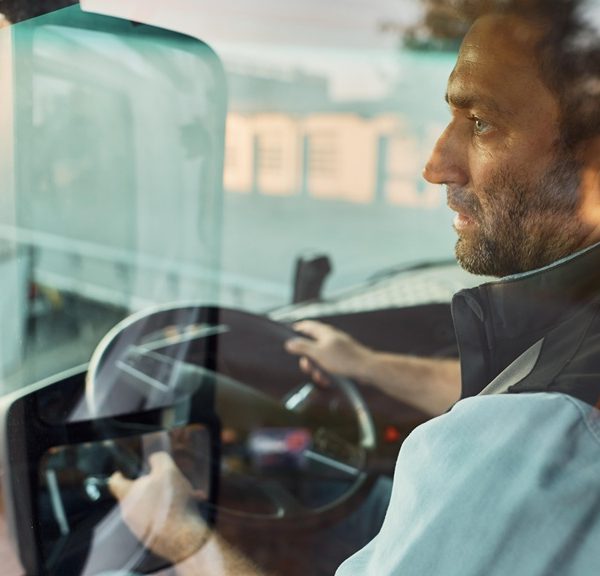 - Para una empresa local de reparto o un proveedor de servicios regional, un pequeño accidente puede afectar a toda una semana de operaciones. Más allá de los daños materiales en el vehículo, un choque deja a los conductores fuera de servicio, obliga a cancelar citas, daña la confianza de los clientes y consume horas de gestión administrativa. Cada vehículo de una pequeña flota representa una parte fundamental de los ingresos diarios. Por tanto, cualquier incidente puede tener graves consecuencias operativas. Geotab, líder mundial en operaciones conectadas, videotelemática e información generada por IA, ha realizado una encuesta a más de 1800 gestores de flotas europeas en la que pone de manifiesto la magnitud de estas dificultades, así como las áreas en las que los responsables de flotas están recurriendo a la tecnología para mitigarlas. Estas cuatro estrategias sirven como guía para ayudar a las pequeñas y medianas flotas a garantizar la continuidad de sus operaciones diarias: 1. De la seguridad reactiva a la predictiva La seguridad tradicional de las flotas se basa en la reacción. Cuando hay un accidente, los responsables analizan lo ocurrido y la empresa gestiona el proceso correspondiente. En cambio, la seguridad predictiva utiliza datos conectados con las flotas, que identifican y calculan los riesgos antes de que se produzca un siniestro o una reclamación al seguro. Antes de que suceda un accidente grave, los conductores suelen dejar un rastro de patrones de comportamiento, como frenazos bruscos, aceleraciones repentinas o no respetar la distancia de seguridad. Sin embargo, es común que estos hábitos pasen desapercibidos ya que los gestores de flotas estén ocupados con otras tareas como la planificación de rutas, la gestión del inventario o las nóminas. La telemática permite resolver este problema al transformar todos los datos de conducción en información sobre seguridad, lo que facilita que los gestores puedan intervenir rápidamente. Al combinarse con cámaras dotadas con inteligencia artificial, esta tecnología proporciona información inmediata sobre el contexto de cada accidente y determinar si la frenada repentina se debió a fatiga, distracción del conductor o una maniobra imprudente de un tercero. Este enfoque predictivo resulta muy valioso para el 68% de las pequeñas empresas españolas encuestadas, que afirman tener dificultades relacionadas con la fatiga de los conductores. Además, el 41% de las flotas de transporte de mercancías y servicios que utiliza dashcams afirma que se reduce la fatiga de los conductores hasta un 60%. Por último, el 76% de las flotas españolas señalan que el número total de accidentes se reduce en más de un 21%. 2. Uso de cámaras para proporcionar contexto, protección y formación El 78% de El 78% de las flotas españolas encuestadas por Geotab considera que las cámaras instaladas en el vehículo son “muy” o “extremadamente” beneficiosas, la cifra más alta de todas las tecnologías conectadas que se analizan en el informe. Las cámaras permiten abordar comportamientos peligrosos que no se reflejan en datos tradicionales de siniestralidad hasta que se produce un accidente grave. Por ejemplo, las soluciones de vídeo ayudaron al 40% de las flotas de transporte de mercancías españolas a reducir distracciones al volante en más de un 40%, a la vez que mejoraron el uso del cinturón de seguridad (un 41% de mejora en el 36% de las flotas). A pesar de estos resultados, la incorporación de cámaras requiere una gestión sensible. Si se hace un buen uso, puede aportar contexto, protección y una formación más justa para los conductores, ya que los protege cuando no son responsables de un accidente, agiliza la investigación y proporciona a los gestores pruebas objetivas, muy por encima de los testimonios o la memoria de los implicados. Sin embargo, los conductores pueden mostrarse reticentes si perciben que las cámaras se utilizan únicamente para detectar errores. Para algunos operadores, las cámaras orientadas hacia el exterior pueden ser un punto de partida práctico, ya que evitan preocupaciones que algunos conductores tienen respecto a la grabación dentro de la cabina. La clave está en ser transparentes sobre el uso que se hará de las imágenes y explicar a los conductores sus beneficios. Las mismas imágenes que pueden aportar contexto y protegerlos, también pueden documentar un intento de robo, registrar una matrícula o aportar pruebas tras la desaparición de mercancía durante el transporte. 3. Controlar el uso no autorizado y el robo de activos El robo de vehículos y mercancías representa un riesgo financiero cada vez mayor para los operadores pequeños. En Europa, las pérdidas por robo de mercancías han aumentado un 438% desde 2022. Para una empresa pequeña, el robo de un vehículo o la desaparición de la carga no solo supone asumir el coste de reposición, sino que también afecta a los ingresos diarios, incumple compromisos con los clientes y puede desencadenar una revisión por parte de la aseguradora. Las soluciones de localización de activos han permitido a las pequeñas empresas españolas encuestadas alcanzar una tasa de recuperación del 64% de los vehículos robados. Además, en el conjunto de todos los sectores, el 48% de las empresas españolas que utilizan sistemas de seguimiento de activos logra reducir los casos de robo. Otra capa de riesgo para la seguridad y la responsabilidad legal es el uso no autorizado de los vehículos fuera del horario laboral. Para ello, el seguimiento mediante GPS permite reducir el uso no autorizado de vehículos para el 37% de los operadores, garantizando que los activos se destinen a tareas autorizadas y facturables. 4. Basar la formación de los conductores en datos objetivos La formación de los conductores tiene mejores resultados cuando se basa en evidencias claras. Sin datos, estas situaciones pueden percibirse como subjetivas. El conductor puede sentir que se le señala injustamente o un gestor puede intervenir solo si se trata de un accidente grave. Sin embargo, la telemática y las opciones de vídeo ponen fin a la subjetividad en este tipo de situaciones. Los gestores pueden localizar momentos concretos para analizar qué ocurrió y cómo actuar de forma diferente la próxima vez. Este cambio permite a las flotas apoyar y proteger a los conductores previamente, en lugar de esperar a que los malos hábitos se conviertan en accidentes, reclamaciones o periodos de inactividad. En todos los tipos de flotas, el 71% de los operadores que utilizan cámaras para la formación activa de los conductores, registran una reducción de los excesos de velocidad superior al 21%. La mejora viene por la consistencia de un feedback respaldado por datos, en lugar de intervenciones reactivas. Incorporar recompensas para los conductores y dinámicas de gamificación vinculadas a la seguridad también contribuye a crear una cultura colaborativa en torno a la seguridad, sustituyendo la presión innecesaria por objetivos compartidos. camión